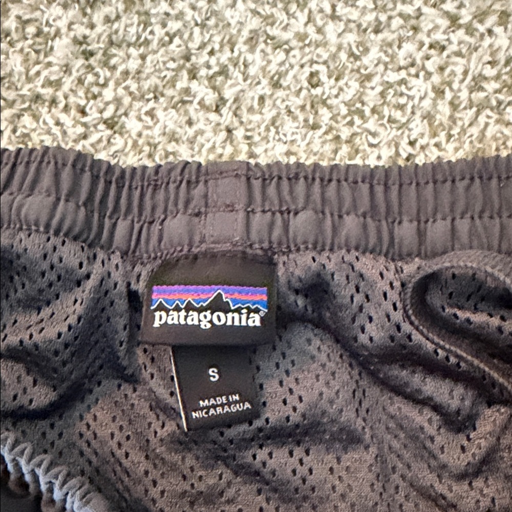 Patagonia Men’s Coral T-Shirt and Gray Shorts Set - Picture 4 of 4